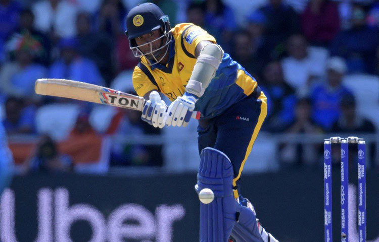 বহু যুদ্ধের নায়ক অ্যাঞ্জেলো ম্যাথুজ। তার ১১৩ রান না থাকলে ২৫০ পার করা অসম্ভব হত লঙ্কা বাহিনীর। তবে তিনি শতরান করলেও ভারতের বোলিং বিভাগ কখনওই মাথায় চড়তে দেয়নি তাকে। উল্টো দিক থেকে বাকি ব্যাটসম্যানদের ফিরিয়ে সব সময়ই তাকে চাপে রেখে দিয়েছিল ভারত।