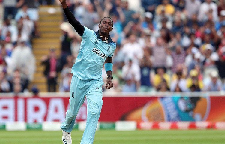 বল হাতে দুরন্ত ফর্মে রয়েছেন জোফ্রা আর্চার। ১০ ম্যাচে নিয়েছেন ১৯ উইকেট। তার দুরন্ত গতির উত্তর অনেক ব্যাটসম্যানই খুঁজে পাচ্ছেন না। ফাইনালে শুরুতেই যদি নিউজিল্যান্ডের অফ ফর্মে থাকা ওপেনারদের ফিরিয়ে দেন জোফ্রা, চাপে পড়ে যাবে কিউয়িরা।