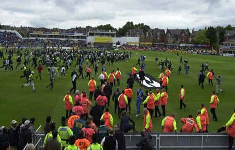 এরপর পরপর চারটি ডট বল করে ম্যাচে ওয়েস্ট ইন্ডিজকে ফিরিয়ে আনেন আথারটন। শেষ বলে দু’রান নেওয়ার পর তিন রান নিতে যাওয়ার সময় মাঠে দর্শক ঢুকে পড়ে ও উইকেট তুলে নেয়। আম্পায়ার ম্যাচ বন্ধ করে দেন এবং ম্যাচ টাই হিসেবে ঘোষণা করা হয়।