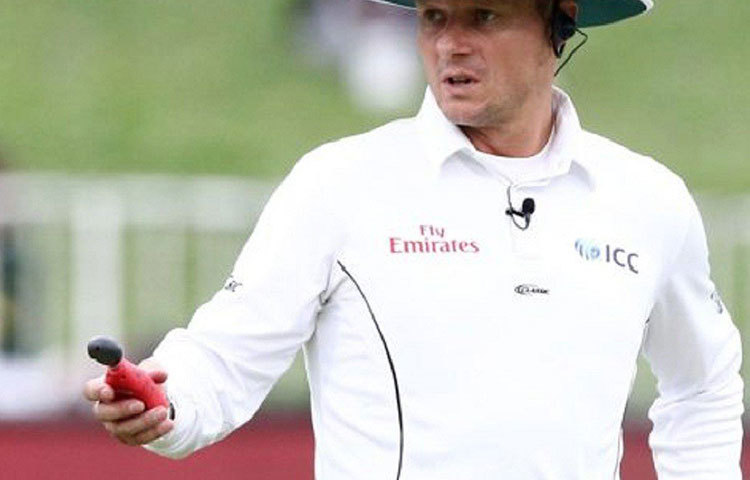 শুধু কি তাই! এই বিপুল অর্থের সঙ্গে থাকে আইসিসির তরফে বিমানে বিজনেস ক্লাসে সারা বিশ্বে বিনামূল্যে ভ্রমণের সুযোগ। থাকেন সেরা সব হোটেলে। আর এই সমস্ত খরচই বহন করে আইসিসি।