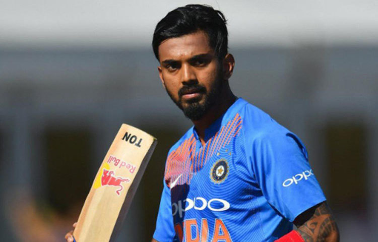 লোকেশ রাহুল: ভারতীয় ব্যাটসম্যানদের মধ্যে টি-টোয়েন্টি রাঙ্কিং-এ তিনিই সেরা। যদিও এই ফরম্যাটে ওপেন করতেই দেখা যায় তাকে। তবে ‘গব্বর’ দলে থাকলে সেই সুযোগ তিনি পাবেন বলে মনে হয় না। চার নম্বরেই হয়তো দেখা যাবে তাকে।