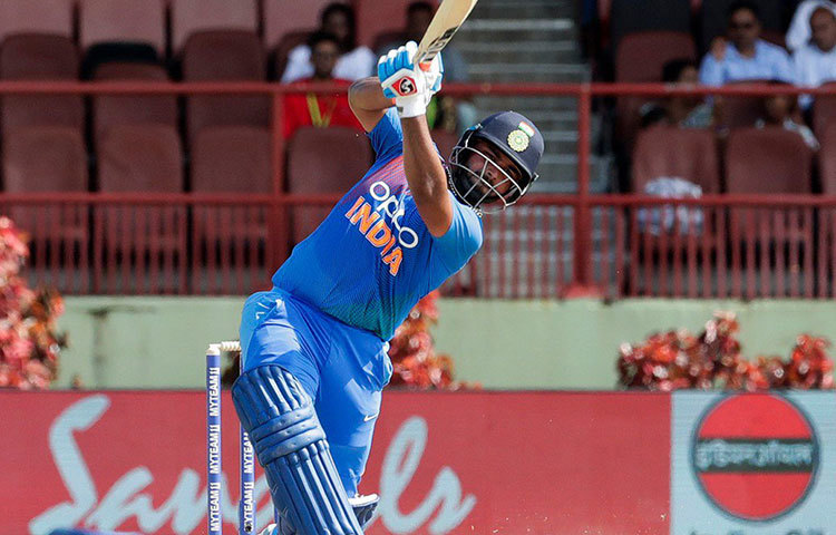 ঋষভ পান্থ: বহু সুযোগ তিনি হেলায় হারাচ্ছেন। বার বার চার নম্বরে নামিয়ে তাকে তৈরি হওয়ার সময় দিচ্ছে দল। কিন্তু গত ম্যাচে তার আউট হওয়ার ভঙ্গি ভালো চোখে নেননি অনেকেই। তবে এই দলের উইকেটরক্ষক তিনিই। তাই আবারও একটা সুযোগ পাবেন। তিনি কী করতে পারেন, লক্ষ্য থাকবে সে দিকেই।