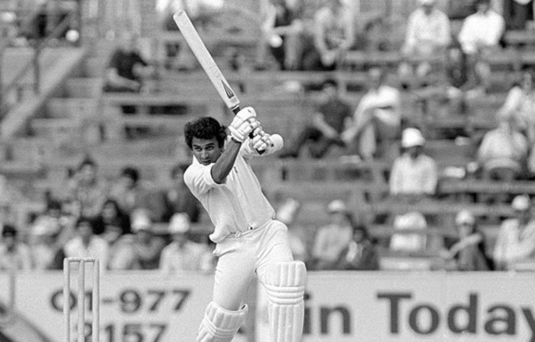 সুনীল গাওস্কর: তারপরের বিশ্বকাপে আরও এক ভারতীয় ক্রিকেটারের উল্লেখযোগ্য ইনিংস জায়গা করে নেয় এই তালিকায়। তিনি সুনীল গাভাস্কার। নিউজিল্যান্ডের বিরুদ্ধে প্রথমে বল করে কিউয়িদের ২২১ রানে আটকে রাখেন চেতন শর্মারা। তারপরেই দেখা যায় এক অন্য গাভাস্কারকে। মাত্র ৮৮ বলে ১০৩ রানের ইনিংস খেলেন তিনি। যদিও বিশ্বকাপ জেতা হয়নি ভারতের।