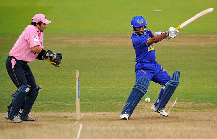 আইপিএলে ২০০৯ সালে স্বপ্নিল হিট উইকেটে আউট হন। বিপক্ষে বোলার ছিলেন চেন্নাই সুপার কিংসের বোলার অ্যালবি মার্কেল।