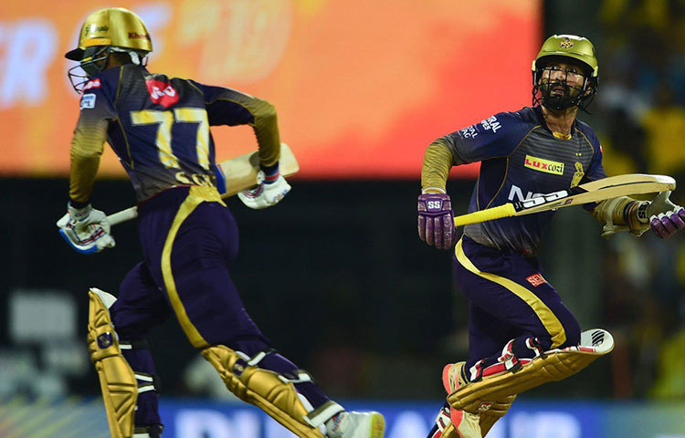 দলের বড় রান তোলার ক্ষেত্রে আর একটা বাধার কারণ অবশ্যই অধিনায়ক দীনেশ কার্তিকের ব্যর্থতা। যাকে টি-টোয়েন্টি ক্রিকেটের অন্যতম সেরা ফিনিশার ভাবা হয়, সেই কার্তিক রান না পাওয়ায় দলের রান অনেকটাই আটকে যায়।