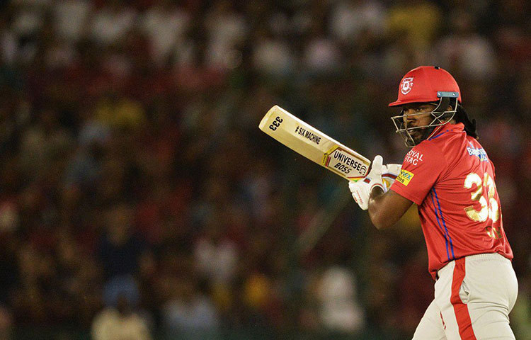 এক ইনিংসে সবচেয়ে বেশি রানের রেকর্ড কিন্তু গেইলেরই দখলে। আবারও ২০১৩ সাল। আবারও পুণে ওয়ারিয়র্স। তিনি করলেন মোট ১৭৫ রান, এক ইনিংসে সর্বোচ্চ ব্যক্তিগত রানের রেকর্ড আইপিএলে এটাই।