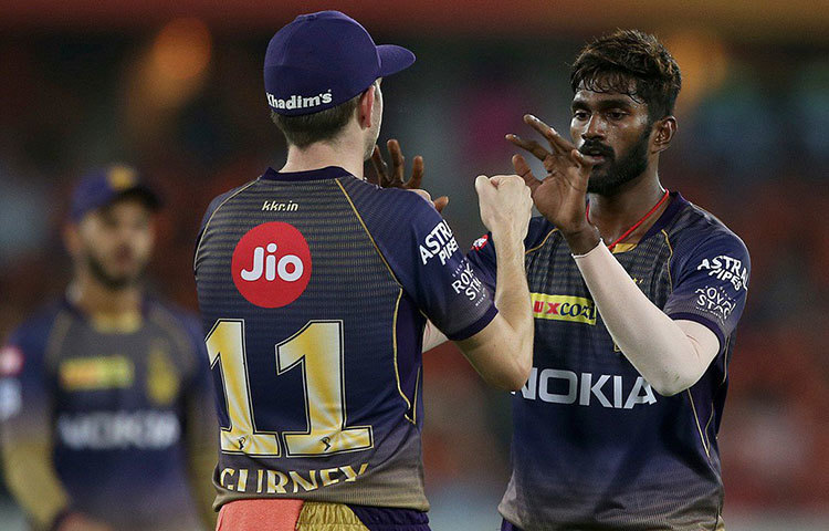 এই নাইট দলে ভালো কোনো পেসার নেই। হ্যারি গার্নি, প্রসিদ্ধ কৃষ্ণ বা এই ম্যাচে খেলতে নামা ইয়ারা পৃথ্বী রাজ, কারোই নতুন বলে বিপক্ষকে ধাক্কা দেওয়ার ক্ষমতা নেই।