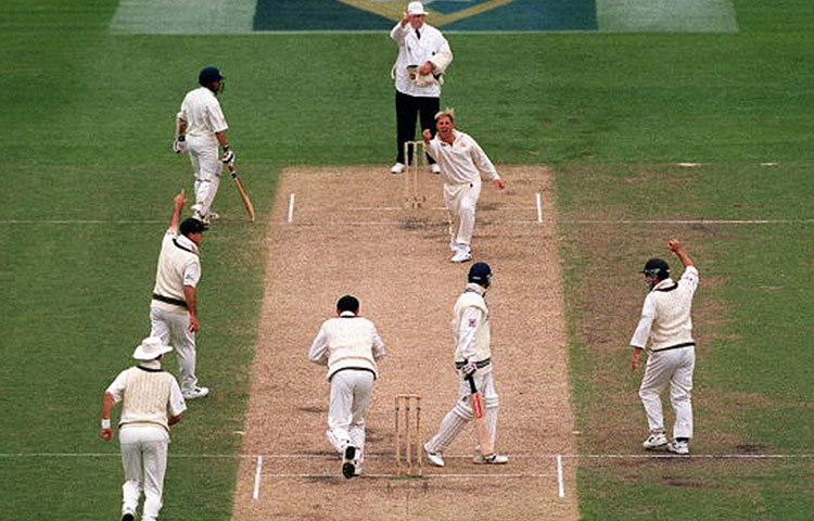 ১৯৯৯ সালে অস্ট্রেলিয়ার বিরুদ্ধে মেলবোর্নে টেস্ট ম্যাচে ডেবিউ হয় কানিতকরের। অজয় জাডেজার পরিবর্তে নেওয়া হয় তাকে। দুই ইনিংসে যথাক্রমে ২১ বলে ১১ ও ৭৮ বলে ৪৫ রান করেছিলেন তিনি।