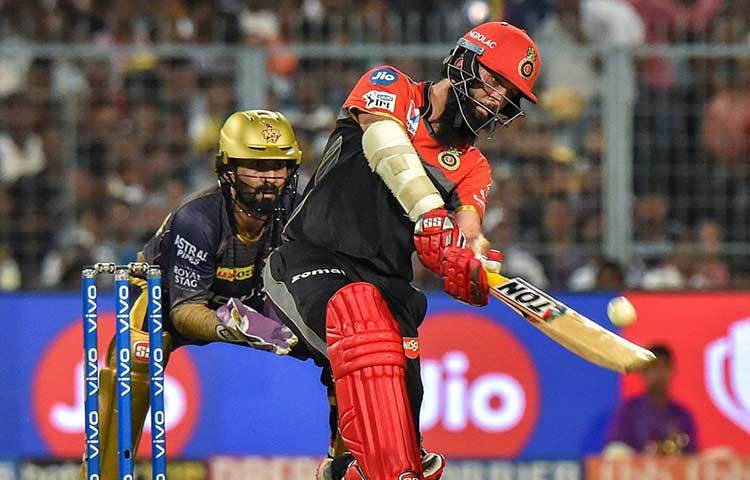 আরসিবির ম্যাচ এলেই ডিভিলিয়ার্স-কোহলিদের কথাই আলোচনায় উঠে আসে। তবে মউন আলির কথাটা ভুলে যাবেন না যেন! ইডেনে কেকেআরের বিরুদ্ধে মইনের ২৮ বলে ৬৬ রানের ইনিংস দেখে তার ভূয়সী প্রশংসা করেছেন কোহলি। ১০ ম্যাচে ২১৬ রানের পাশাপাশি ৫ উইকেটও তুলে নিয়েছেন মইন। কিংসদের বিরুদ্ধে জিততে গুরুত্বপূর্ণ ভূমিকা নিতে পারেন তিনি।