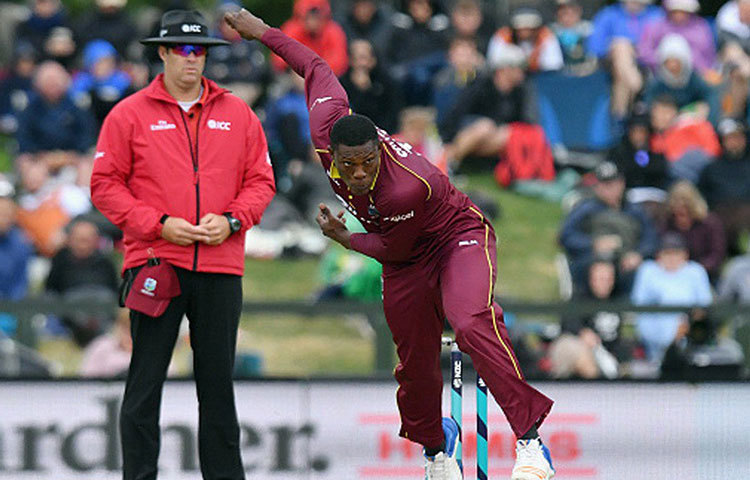 শেলডন কটরেল: দশটি একদিনের ম্যাচ খেলা বাঁহাতি সিমারটি নো-বলের জন্য এক সময় কুখ্যাত হয়েছিলেন। গত বছর বাংলাদেশের বিরুদ্ধে একটি ম্যাচে কটরেলের দিশাহীন বল সরাসরি দ্বিতীয় স্লিপ দিয়ে বেরিয়ে যায় বাইরে। আম্পায়ার সঙ্গে সঙ্গেই নো-বল ডাকেন। রীতিমতো ভাইরাল হয়েছিল সেই ডেলিভারি।