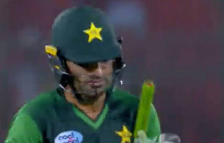 আসিফ আলি: পাকিস্তানের মিডল অর্ডার ব্যাটসম্যানটি ১১টি একদিনের ম্যাচ খেলেছেন। এখনও পর্যন্ত মাত্র একটি হাফ সেঞ্চুরি করলেও নির্বাচকদের বিশেষ নজর আছে তার দিকে। অনেকের মতে, ঠিক মতো সুযোগ পেলে দলকে ভরসা দিতে পারেন।