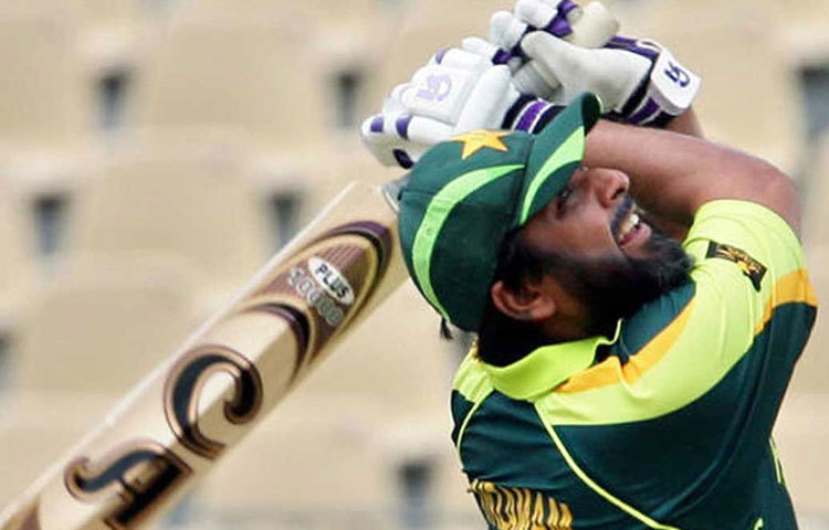 ইনজামাম উল হক: ক্রিকেট দুনিয়ায় ইনজি নামেই বেশি পরিচিত। ১৯৯২-এর বিশ্বকাপে পারফরম্যান্সে আন্তর্জাতিক ক্রিকেটের নজর কেড়েছিলেন। নব্বইয়ের দশকে পাকিস্তান দলের ব্যাটিং স্তম্ভ ছিলেন তিনি। ২০০৩ সালে অধিনায়ক হন। ২০০৭-এ পাকিস্তান বিশ্বকাপ হারার পর তিনি অধিনায়কত্ব ছেড়ে দেন।