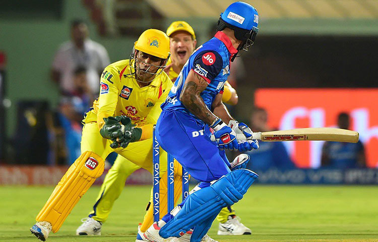 দুই. অভিজ্ঞতার অভাব আর ভুল শটের পরিণামে টপ অর্ডারে পৃথ্বী ও শিখর ধবনের আউট অনেকটা পিছিয়ে দিয়েছিল দিল্লিকে। ব্যাটিং লাইন আপে দিল্লির মূল শক্তি নিহিত ছিল টপ অর্ডারে। সেই টপ অর্ডারের ব্যর্থতাই ভোগালো দিল্লিকে।