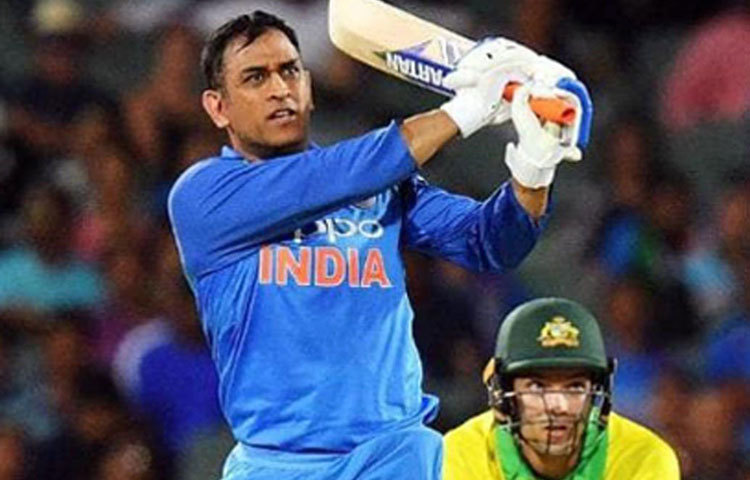 মহেন্দ্র সিং ধোনি: ক্যাপ্টেন কুল নামেই ক্রিকেট মহলে পরিচিত। বয়স এই মুহূর্তে ৩৮। তার নেতৃত্বে ভারত ২০১১-র বিশ্বকাপ এবং ২০১৩-র চ্যাম্পিয়ন্স ট্রফি জেতে। টেস্ট থেক অবসর নিলেও বাকি ফরম্যাটগুলোতে এখনও খেলছেন মাহি। এখনও পর্যন্ত ৩৪১টি ওডিআই খেলেছেন। রান ১০ হাজারেরও বেশি। সর্বোচ্চ স্কোর ১৮৩।