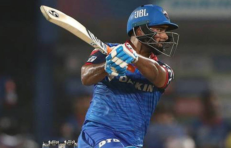 ঋষভ পান্থ রয়েছেন পাঁচ নম্বরে, আইপিএলে দুরন্ত পারফরম্যান্স দিয়ে মন জয় করেছেন দিল্লি ক্যাপিটালসের উইকেটরক্ষক-ব্যাটসম্যান। বন্ধু মহেন্দ্র সিং ধোনির বদলে পান্থকেই পছন্দ বীরেন্দ্র সেহবাগের।