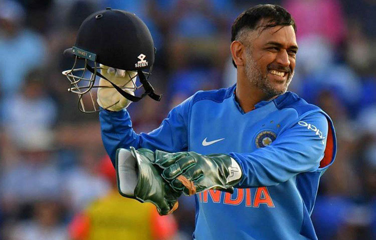 ভারতীয় দল তার হাত ধরে বিশ্বকাপ খেলেছে, তাই দলে থাকা কার্যত নিশ্চিতই ছিল মহেন্দ্র সিং ধোনির। আইপিএলে চেন্নাই সুপার কিংসের অধিনায়ক হিসাবেও তিনি যথেষ্ট সফল। নিজের পারফরম্যান্সও চমৎকার। সোজা কথা, বুড়ো হাড়ে ভেল্কি দেখিয়েছেন মাহি।