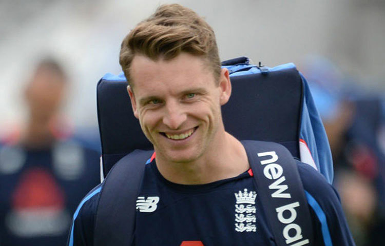 কিন্তু কেন? বিশেষজ্ঞদের ধারণা, তারুণ্যের কারণকেই এ ক্ষেত্রে গুরুত্ব দিয়েছেন ভন। উইকেটের পিছনের ক্ষিপ্রতা হোক বা ব্যাটিং লাইন আপ, সবেতেই বাটলারকে ধোনির চেয়ে এগিয়ে রাখছেন তিনি।