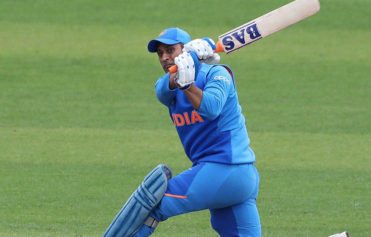 অভিজ্ঞ মহেন্দ্র সিং ধোনিকে পাঁচে চাইছেন লক্ষ্মণ। বংলাদেশের বিরুদ্ধে পুরনো ফর্মের ঝলক দেখিয়েছেন ধোনি।