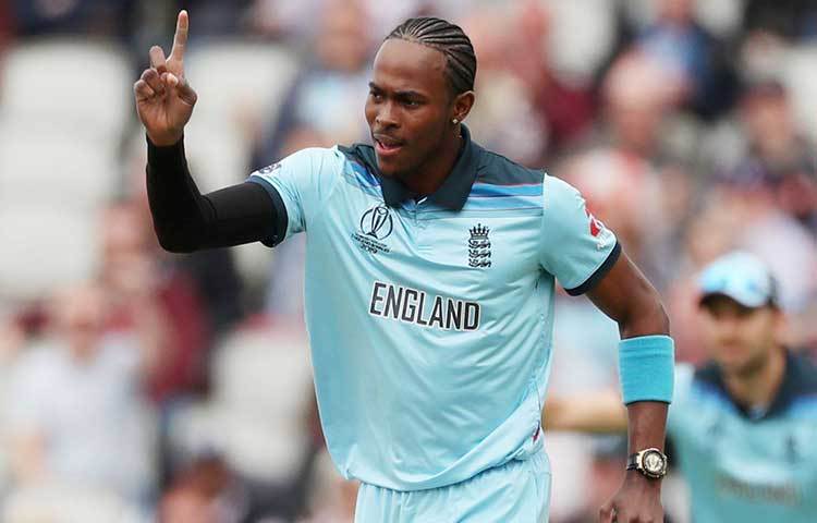 বিশ্বের নানা প্রান্তের টি-২০ লিগে খেলেছেন জোফ্রা আর্চার। ইংল্যান্ডের জার্সি গায়ে দিলেও জোফ্রার জন্ম বার্বাডোজের ব্রিজটাউনে। ইংল্যান্ডের সাসেক্সের হয়ে খেলে সাড়া ফেলে দিয়েছিলেন। এরপর বিবিএল-এ হোবার্ট হ্যারিকেনের হয়ে মাঠে নামেন। আইপিএল খেলেন রাজস্থান রয়্যালসের হয়ে। ৮ ওডিআইতে ১৫ উইকেট নিয়েছেন তিনি।