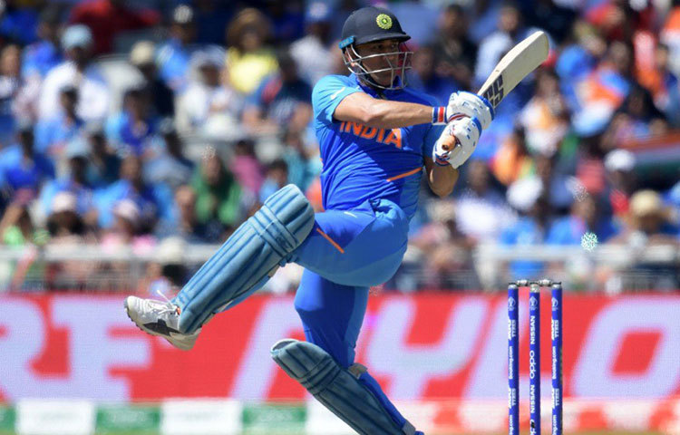 শেষ ওভারে ধোনির নেওয়া ১৬ রান আত্মবিশ্বাস বাড়িয়ে দেয় গোটা টিমের। সেই পুরনো ধোনির ছায়া দেখতে পাওয়া যায় তখনই। থমাসের করা ওই ওভারে একটি চার ও দু’টি ছয় বুঝিয়ে দেয় ধোনির মধ্যে এখনও কিছু বারুদের অস্তিত্ব রয়েছে।