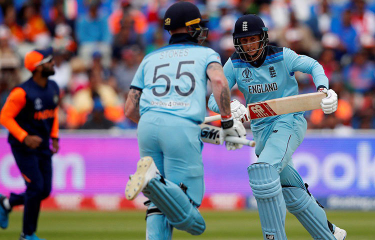 ডেথ ওভারে বুমরা কৃপণ বোলিং করে ইংল্যান্ডের রান কিছুটা কমাতে পারলেও মহম্মদ শামি বেশ কিছু খারাপ বল করে ফেলেন। বল মাঠের বাইরে পাঠাতে দ্বিধা করেননি স্টোকস।