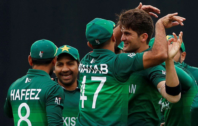 অনেকেই মনে করছিলেন পাকিস্তানের এবারের অবস্থা অনেকটা ১৯৯২ সালের ইমরান খানের বিশ্বজয়ী দলের মতো। কিন্তু ভারত ইংল্যান্ডের কাছে ম্যাচ হেরে যাওয়ায় সেমিফাইনালের দৌড়ে চাপে পড়েছেন সরফরাজরা।