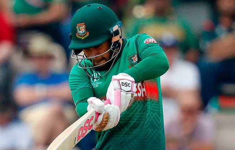 ২০১৬ টি-টোয়েন্টি বিশ্বকাপে ভারতের কাছে হেরে বিশ্বকাপ থেকে ছিটকে যায় বাংলাদেশ। এরপর ওয়েস্ট ইন্ডিজের বিরুদ্ধে ভারত সেমিফাইনালে হারলে টুইটারে উল্লাস দেখিয়ে বিতর্কিত মন্তব্য করেন মুশফিকুর রহিম। তিনি লেখেন, ‘ভারতকে হারতে দেখে কী আনন্দই না হচ্ছে। এটাই তো চেয়েছিলাম।’ পরে অবশ্য ক্ষমা চেয়ে নিলেও বিতর্ক থামেনি।