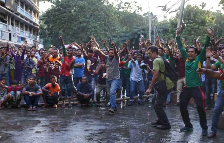 উল্লাসে ফেটে পড়ছেন দর্শকরা। ছবি: মাহবুব আলম