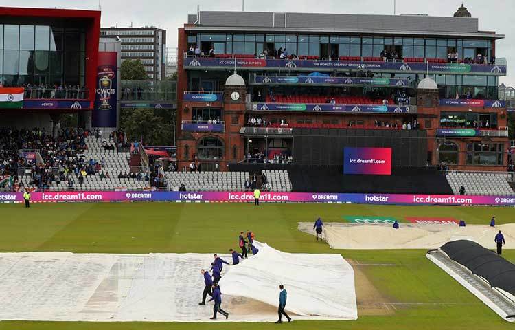 যদি ৪০ ওভার ব্যাট করতে হয়, তা হলে ভারতের টার্গেট দাঁড়াবে ২২৩। অর্থাত্ খেলা যত বেশিক্ষণ হবে, ভারতের পক্ষে ততই সুবিধা হবে।