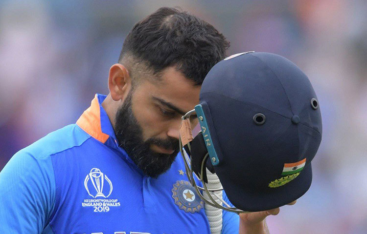 বড় ম্যাচে বিরাটের ব্যর্থতা ভারতকে ছিটকে দিল সেমিফাইনাল থেকে। এই বিশ্বকাপে বার বার অর্ধশতরানের গণ্ডি পেরোলেও শতরান পাননি তিনি। সেমিফাইনালে ১ রানে তিনি ফিরে যাওয়ায় বিপদ বাড়ে।