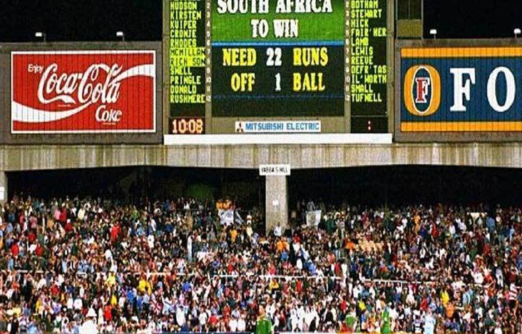 সিডনিতে ১৯৯২ সালে ইংল্যান্ড দক্ষিণ আফ্রিকাকে ১৯ রানে হারায়। ১৯৯২ বিশ্বকাপের সেমিফাইনালে দক্ষিণ আফ্রিকার জেতার জন্য ১৩ বলে ২২ রান দরকার ছিল। সবাই যখন ধরে নেয় দক্ষিণ আফ্রিকা এই ম্যাচ জিতে ফাইনালে চলে যাবে ঠিক তখন বৃষ্টি শুরু হয়।