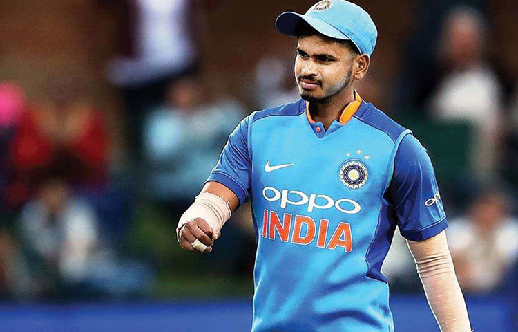 শ্রেয়াস আইয়ার: দেখে নেওয়ার ভাবনা ফর্মে থাকা শ্রেয়াস আইয়ারকে। ঘরোয়া লিগে শ্রেয়াসের ফর্ম কাজে লাগাতে চাইছে ভারত। দেখা যাক মিডল অর্ডারের রোগ সারাতে পারেন কিনা শ্রেয়াস।