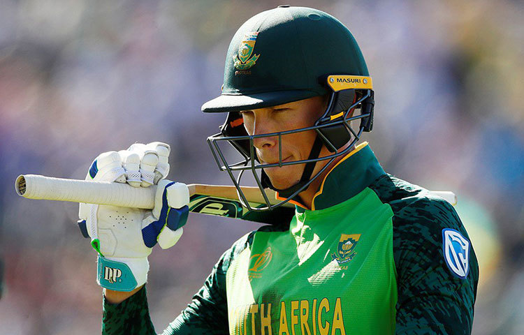 রসি ভান ডের ডুসেন: দক্ষিণ আফ্রিকার এই ব্যাটসম্যান রান পেয়েছেন নিয়মিত। কিন্তু ডু’প্লেসিদের ভিড়ে সেইভাবে নাম করতে পারেননি প্রোটিয়া শিবিরে। চোকার্স তকমা পাওয়া আফ্রিকান শিবিরে তিনি আরেক পরাজিত নায়ক।