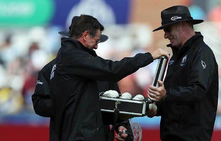 শুধু টেস্ট বা ওয়ানডে নয়, বিশ্বজুড়ে যে হারে নানা টি-টোয়েন্টি লিগ বেড়ে চলেছে, সে দিক দিয়ে আম্পায়ারদেরও ম্যাচ ফি-ও বাড়ছে তরতর করে।