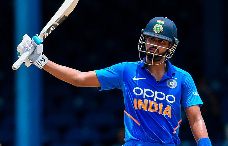 শ্রেয়াস আইয়ার: গত ম্যাচে তার ব্যাট ভরসা দিয়েছে দলকে। মুম্বাই ঘরানার ব্যাটসম্যান বুঝিয়ে দিয়েছেন, মিডল অর্ডারের জন্য তিনি তৈরি। দরকারে চার নম্বরে খেলতেও তৈরি তিনি। ভবিষ্যতে দল কীভাবে তাকে ব্যবহার করে সেই দিকে নজর থাকবে ক্রিকেট ভক্তদের।