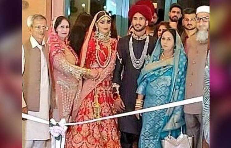 অবশেষে সেই জল্পনার অবসান। দুই পরিবারের মাত্র ৩০জন সদস্য ও বন্ধুদের উপস্থিতিতে তাদের নিকাহ সম্পন্ন হয়।