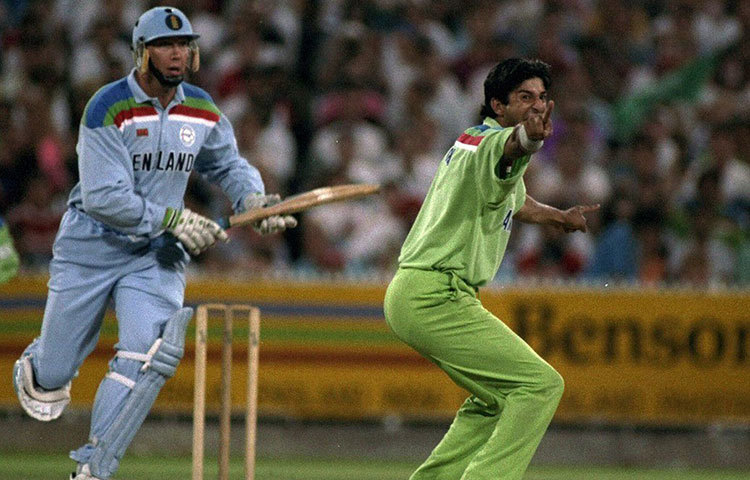 ওয়াসিম আকরাম: ১৯৯২ সালের বিশ্বকাপটা পাকিস্তানের জেতাই হত না আকরামের সেই অলরাউন্ড পারফরমান্স ছাড়া। প্রথমে ব্যাট হাতে ১৮ বলে ৩৩ রানের ঝোড়ো ইনিংস। তারপর ইয়ান বোথাম, অ্যালান ল্যাম্ব ও ক্রিস লুইসকে ফিরিয়ে দিয়ে পাকিস্তানের বিশ্বজয়ের স্বপ্ন সত্যি করেন তিনি।