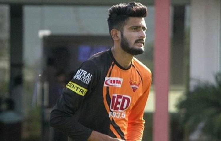 খলিল আহমেদ যে সানরাইজার্স হায়দরাবাদের হয়ে প্রথম একাদশে খেলবেন, সে বিষয়ে প্রায় নিশ্চিত ছিলেন বিশেষজ্ঞরা। কিন্তু ভুবনেশ্বর কুমার, সিদ্ধার্থ কল, বাসিল থাম্পি, সন্দীপ শর্মাদের ভিড়ে খলিলের জায়গা করে নেওয়াটা বেশ কঠিন হয়ে দাড়াচ্ছে। তবে ভুবি খুব একটা ভালো খেলতে পারছেন না, তাই খলিলকে একবার নেওয়া যেতেই পারে।