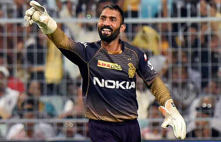 ঘনঘন উইকেট পড়তে থাকায় স্কোরবোর্ডে বেশি রান তুলতে পারেননি দীনেশ কার্তিকরা। আন্দ্রে রাসেলের ৫০ নট আউট ছাড়া নাইটদের ইনিংসে বলার মতো কিছু নেই। কেকেআরের মনোবল ভেঙে যাওয়ায় এগিয়ে যায় সিএসকে।