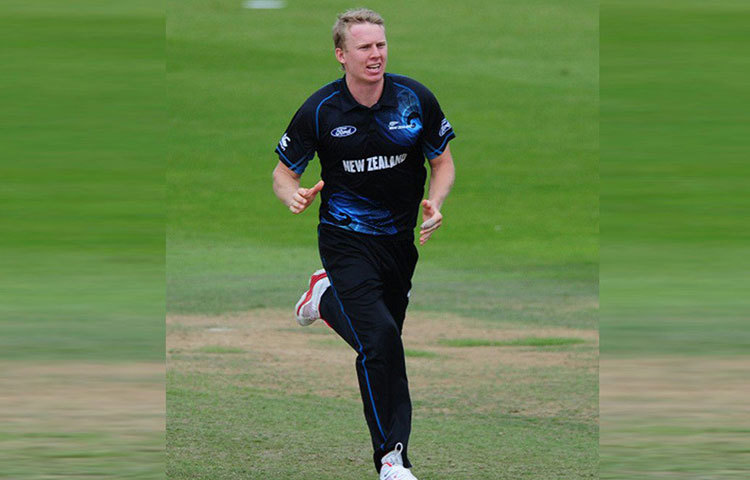 খেলা চলাকালীন দর্শকেরা তার উদ্দেশে বলেন, ‘জেগে ওঠো। নিউজিল্যান্ড ক্রিকেট।’ মিটু, পোস্টার মেলে ধরেন তারা।