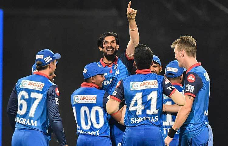 এদিন দিল্লির বোলিংয়ের প্রশংসাও করতে হবে। ইশান্ত শর্মা যেভাবে দলের পেস আক্রমণকে নেতৃত্ব দিলেন, তা শুধু আইপিএলের ক্ষেত্রেই নয়, সামনের বিশ্বকাপের আগে কোহলির মুখেও হাসি ফোটাবে।