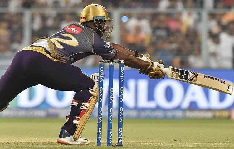 রাসেলের হাতে জেতানোর রান তোলার মতো যথেষ্ট বলই পড়ে থাকছে না। এসেই ব্যাট চালাতে হচ্ছে। ক্রিজে থিতু হওয়ার সময়টুকু নেই। দ্বিতীয়ত, মাত্রাতিরিক্ত ঝুঁকিও এটা, কারণ টিমের পাল্স রেট এত নেমে যাচ্ছে তখন যে, সব বলেই ছক্কা মারতে হবে তাকে।