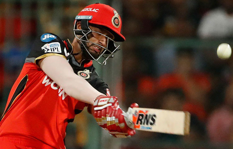 শিভম দুবে না আকাশদীপ নাথ? আজকের ম্যাচে কাকে দেখা যাবে বাইশ গজে? এ নিয়ে নানা মুনির নানা মত। আকাশদীপের ক্যামিয়ো ইনিংস আরসিবির কাজে এসেছে বটে। তবে শেষমেশ মুম্বাই অলরাউন্ডার শিভম দুবেকে দেখা যেতে পারে প্রথম একাদশে। হার্ড-হিটার ব্যাটসম্যান। সেই সঙ্গে তার মিডিয়াম ফাস্ট বোলিংও কাজে আসতে পারে।