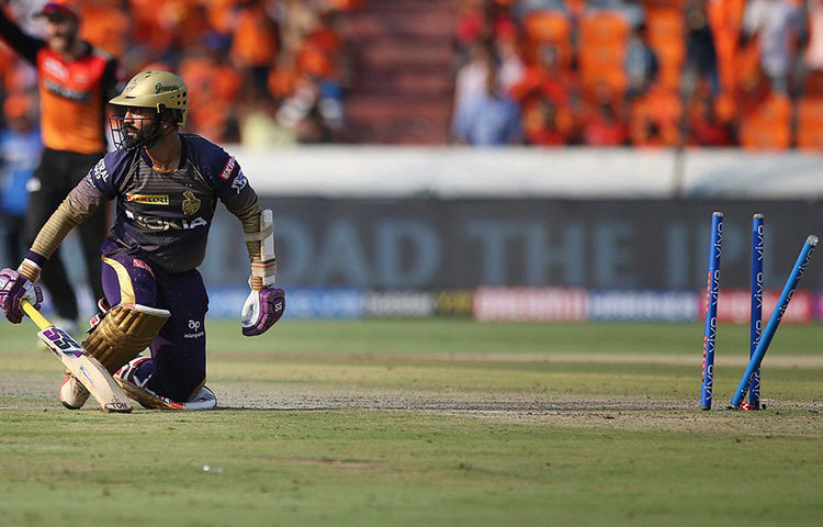 ছয় নম্বরে নামার কথা অধিনায়ক দীনেশ কার্তিকের। খুবই চাপে রয়েছেন তিনি, রয়েছে নানা বিতর্ক। শীতল মস্তিষ্কের দীনেশকে ফিনিশার বলা হয়। গত ম্যাচে ফর্মে ফিরেছেন কার্তিক। মরণ-বাঁচন ম্যাচে এই উইকেটকিপার ব্যাটসম্যানই বড় ভরসা।