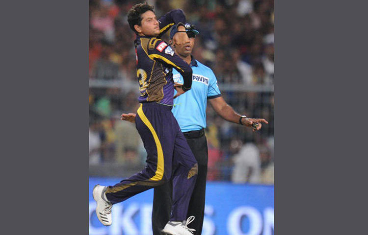 ব্যাটিং অর্ডার নিয়ে অদলবদল করা বা রাসেলের পজিসন নিয়ে ছিনিমিনি খেলা ছাড়াও কুলদীপ যাদবকে প্রথম একাদশের বাইরে রেখে মাঠে নামাটাও কেকেআরের বিপক্ষে গিয়েছে। টিম ইন্ডিয়ার জার্সিতে কুলদীপের পারফরম্যান্স কি ভুলে গিয়েছেন কার্তিক? চলতি আইপিএলে তেমনভাবে জ্বলে না উঠলেও, কুলদীপ যেকোনো সময়ই ভয়ঙ্কর হয়ে ওঠার ক্ষমতা রাখেন।