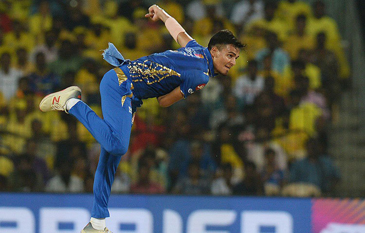 এবারের আইপিএলে ১২ ম্যাচে ১২ উইকেট, ইকনমি রেট ৬.৮৩, মুম্বাইয়ের অন্যতম ভরসা হয়ে উঠেছেন তরুণ লেগস্পিনার রাহুল।