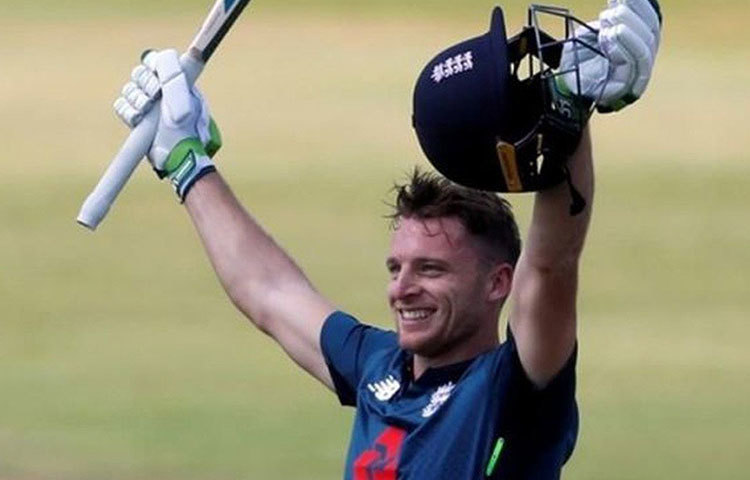 জোস বাটলার: ইংল্যান্ডের অন্যতম ভরসা তিনি। ঘরের মাঠে বিশ্বকাপ জয়ের জন্য এমনিতেই মরিয়া ইংল্যান্ড। মারকুটে ব্যাটিংয়ের জেরে প্রতিপক্ষের ঘর থেকে ম্যাচ টেনে বের করতে জুড়ি মেলা ভার বাটলারের। দ্রæত রান তোলার ক্ষেত্রেও তিনি সবার আগে।