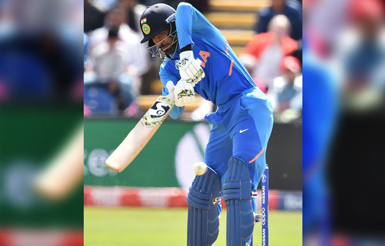 ধুন্ধুমার ব্যাটিংয়ের জন্য বিখ্যাত হার্দিক পাণ্ডেকে ছয়ে পাঠানোর ভাবনা লক্ষ্মণের। আইপিএল জুড়ে দুরন্ত পারফরম্যান্স করেছেন পাণ্ডে। বিশ্বকাপেও ফুল ফোটাবেন তিনি, এমনটাই বিশ্বাস প্রাক্তন তারকার।