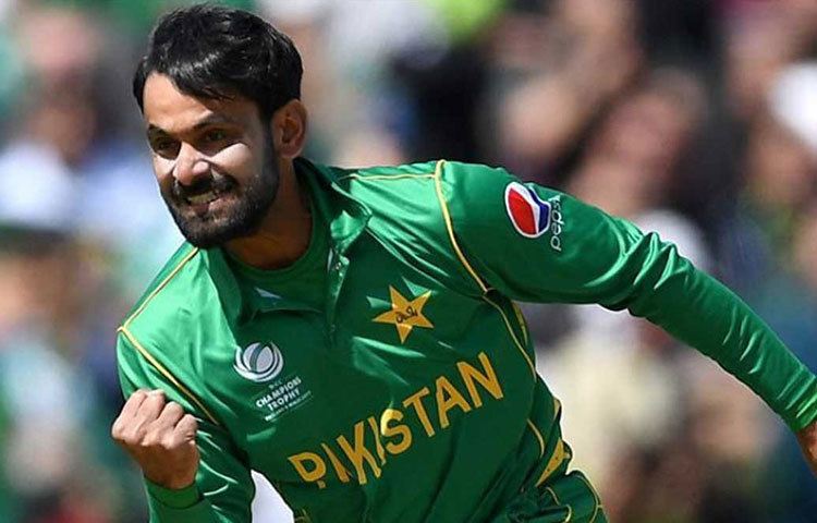 বাবর আজম ছাড়া পাকিস্তানের আরও এক মিডল অর্ডার ব্যাটসম্যান হলেন মহম্মদ হাফিজ। অল রাউন্ডার হাফিজের স্ট্রাইক রেট ৪৮.৬৭। তিনি থাকছেন পাঁচ নম্বরে।