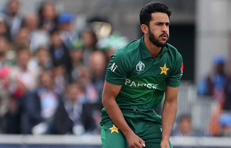 পাক বোলিং: মহম্মহ আমির ছাড়া কোনো পাক বোলারই ভালো করতে পারেননি। চ্যাম্পিয়ন লিগ-এর সেরা বোলার হাসান আলি এদিন বিশ্বকাপে সবচেয়ে বেশি মার খাওয়া পাক বোলার হওয়ার রেকর্ড করলেন।